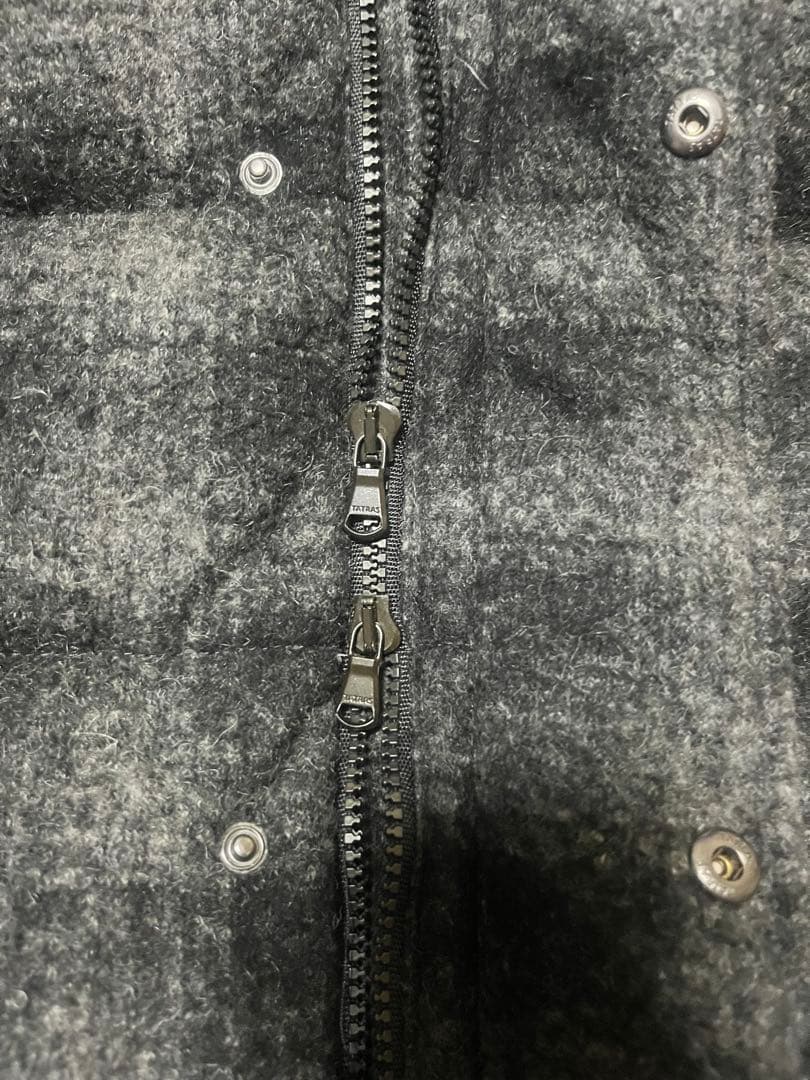 TATRAS フード付きダウンベスト グレー系チェック柄