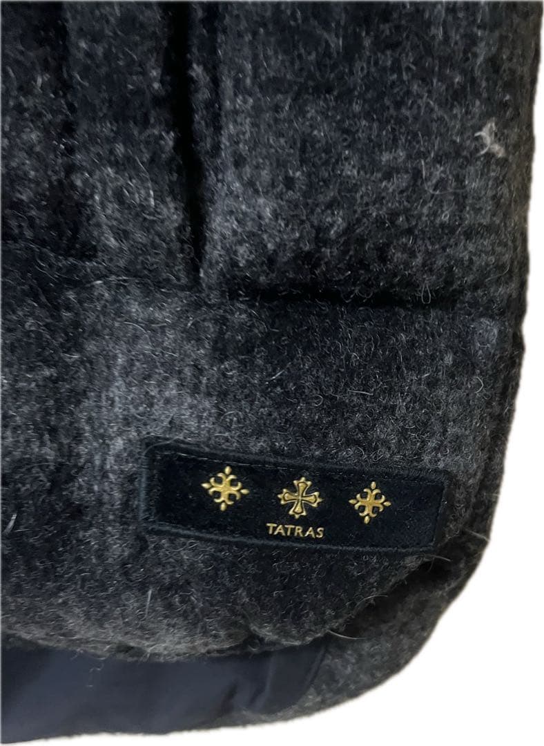 TATRAS フード付きダウンベスト グレー系チェック柄