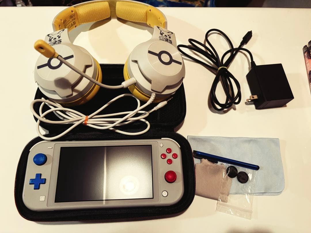 switch ライト　限定ザシアン・ザマゼンタモデル＆ピカチュウヘッドホンセット