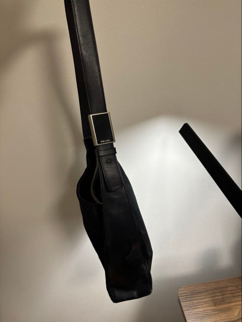 prada レザーショルダーバッグ