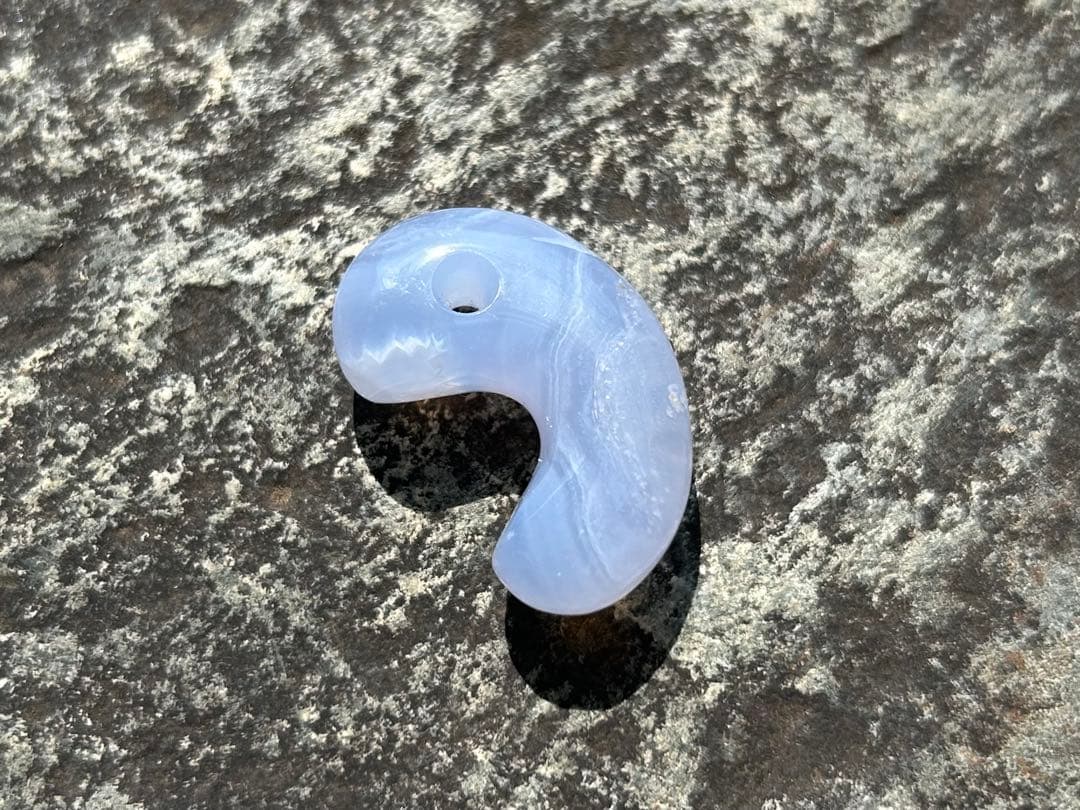 青森産　青メノウ勾玉　錦石