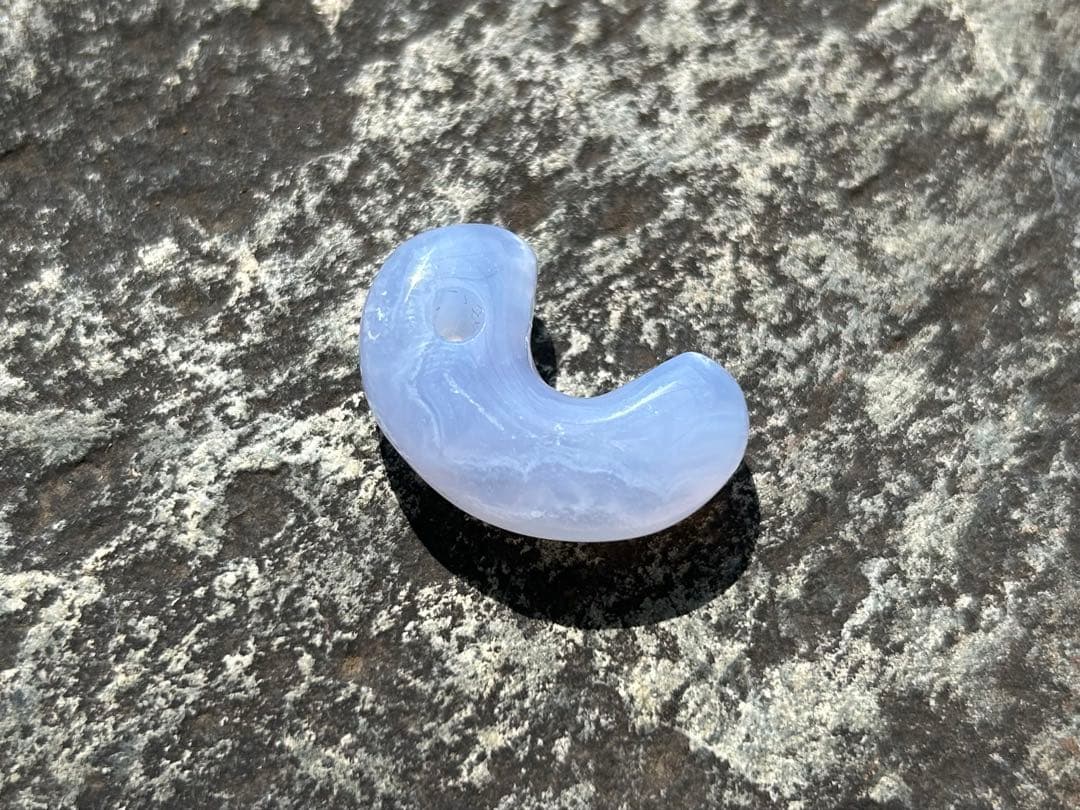 青森産　青メノウ勾玉　錦石