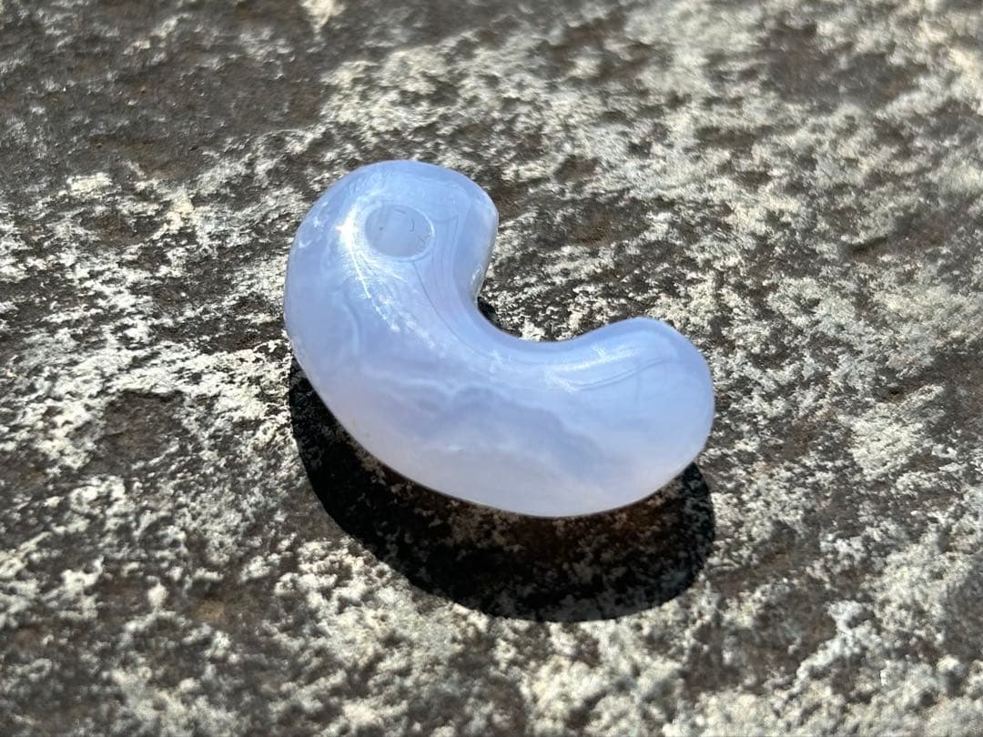 青森産　青メノウ勾玉　錦石