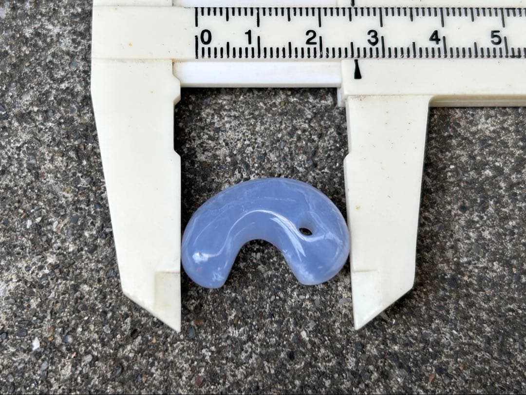 青森産　青メノウ勾玉　錦石