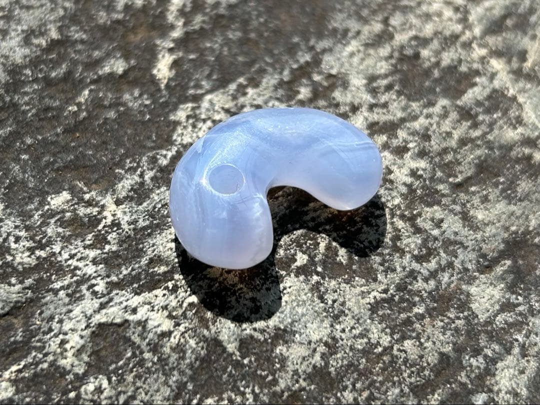 青森産　青メノウ勾玉　錦石