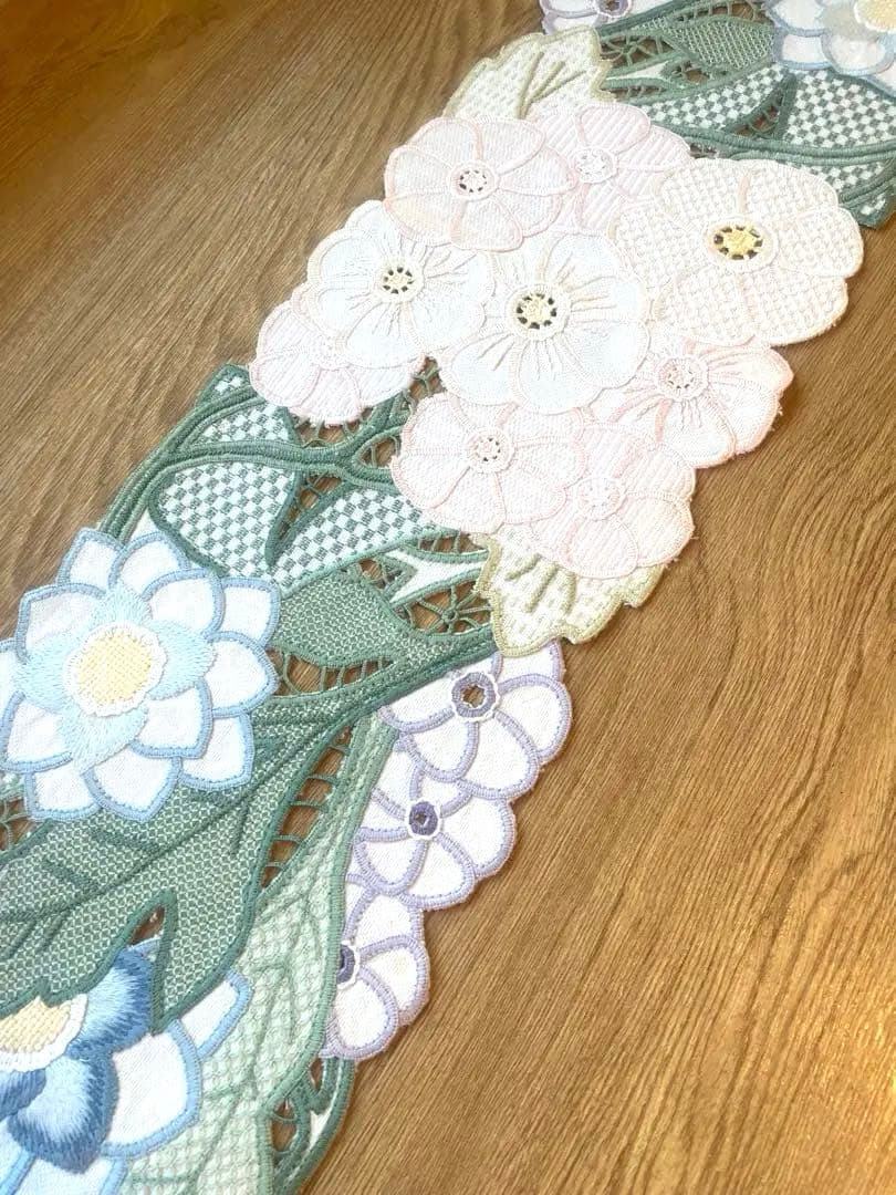 お値引き　戸塚刺繍作品　花柄テーブルセンター　ハンドメイド　130✖️20