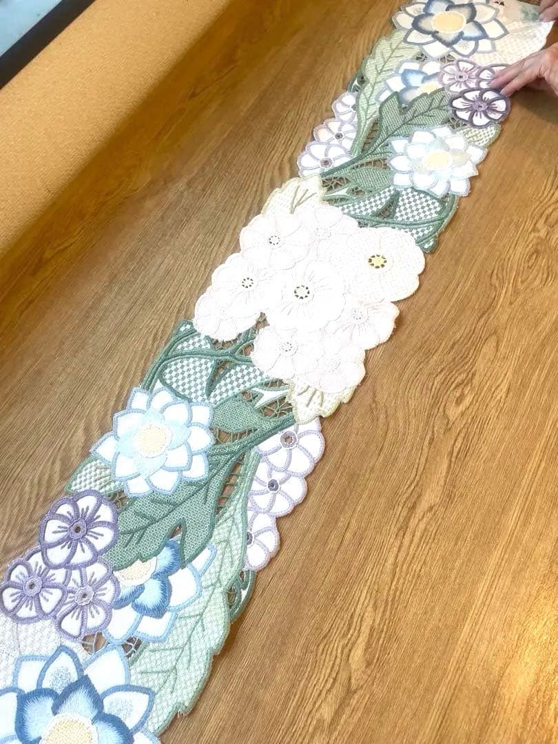 お値引き　戸塚刺繍作品　花柄テーブルセンター　ハンドメイド　130✖️20