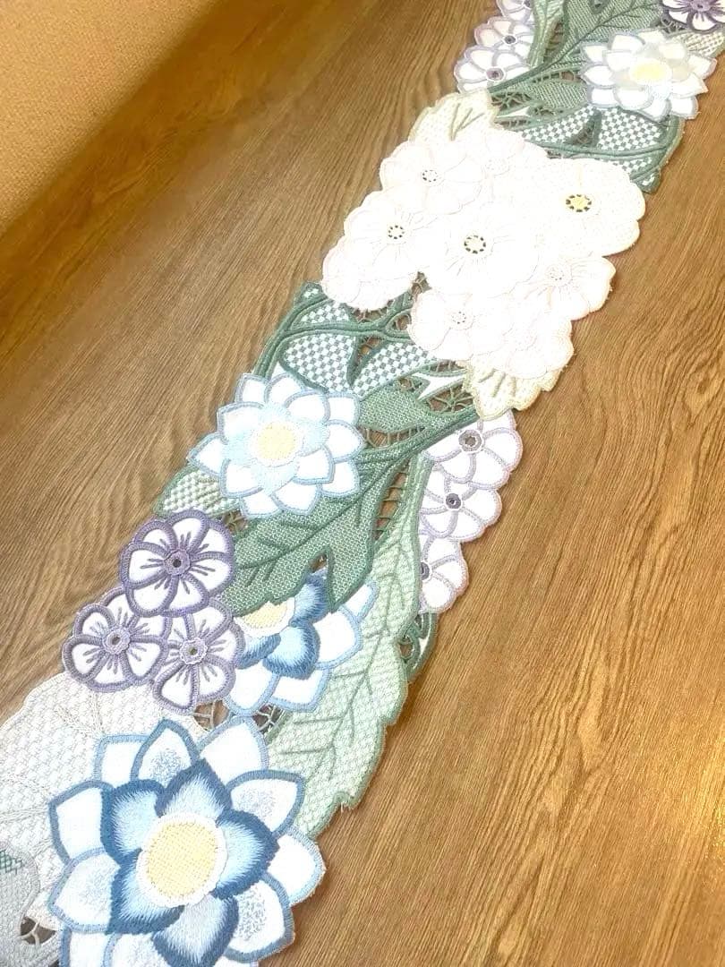 お値引き　戸塚刺繍作品　花柄テーブルセンター　ハンドメイド　130✖️20