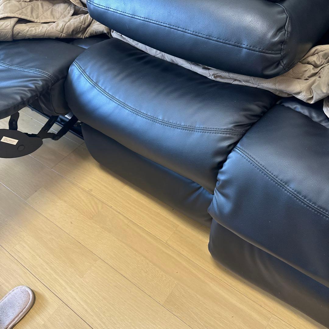 ニトリ　3人掛けテーブル付き電動リクライニングソファ(NビリーバBK)