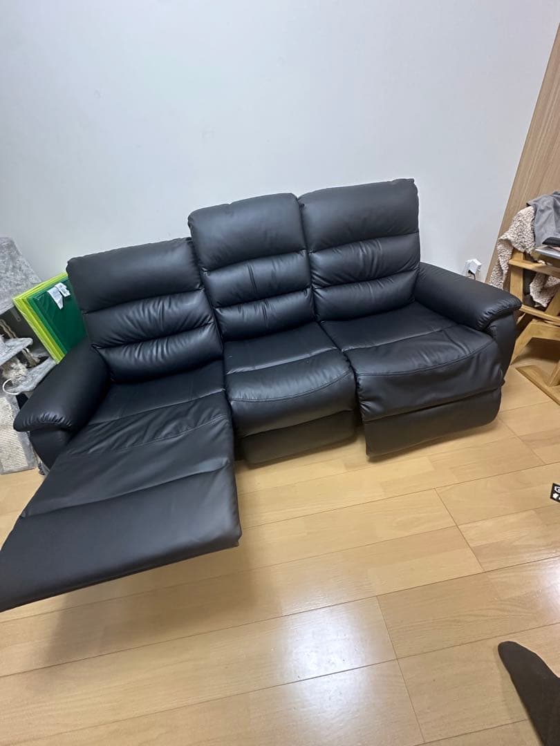 ニトリ　3人掛けテーブル付き電動リクライニングソファ(NビリーバBK)