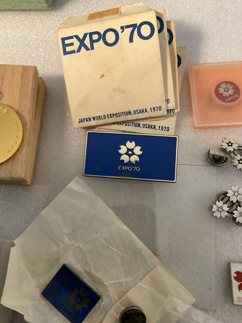 昭和レトロ　ＥＸＰＯ’７０　大阪万博 バッジ　海外パビリオン他（38点）