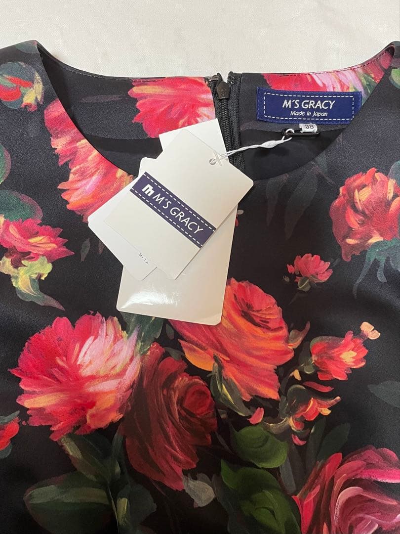新品未使用　エムズグレイシー　黒地に薔薇柄　ウエストリボン　ワンピース　タグ付き