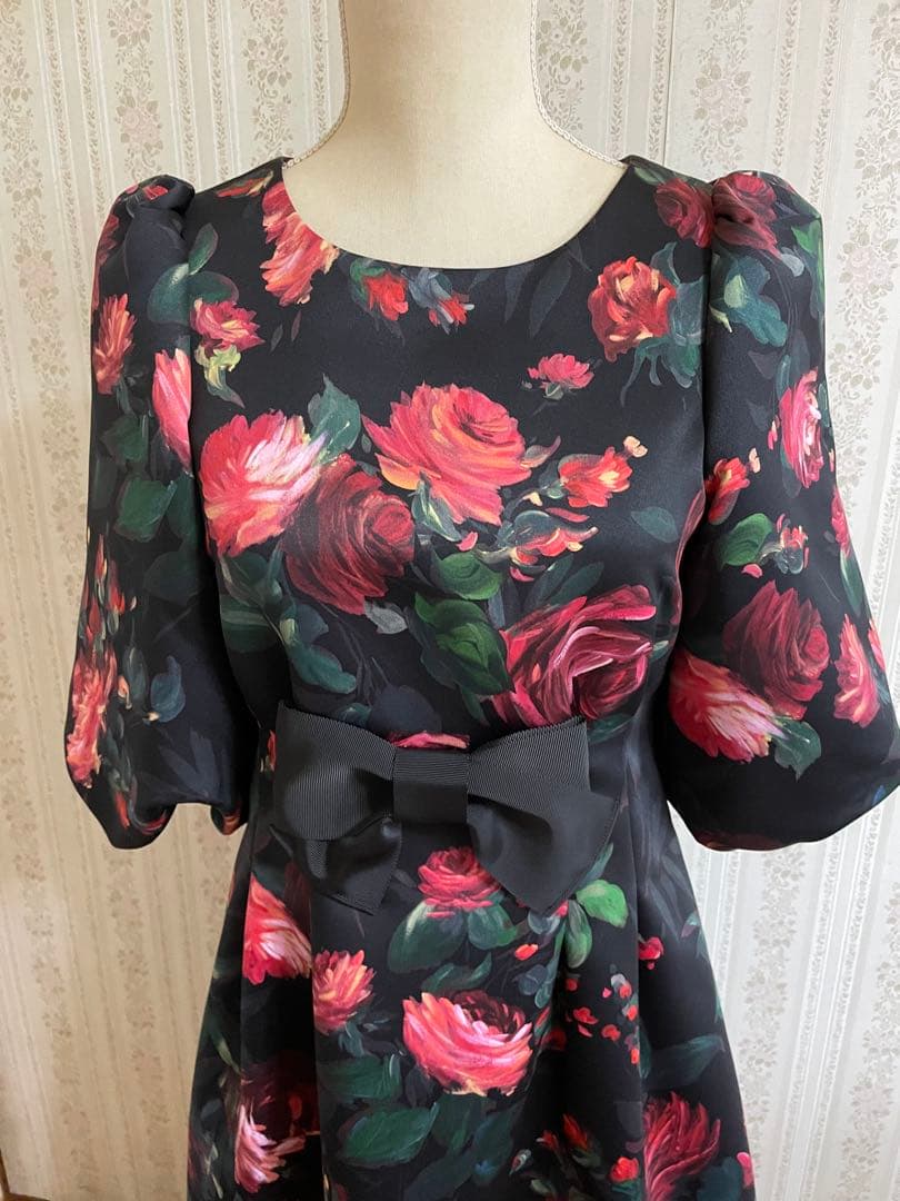 新品未使用　エムズグレイシー　黒地に薔薇柄　ウエストリボン　ワンピース　タグ付き
