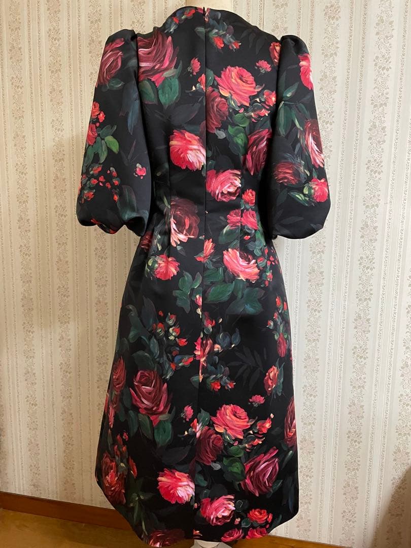 新品未使用　エムズグレイシー　黒地に薔薇柄　ウエストリボン　ワンピース　タグ付き