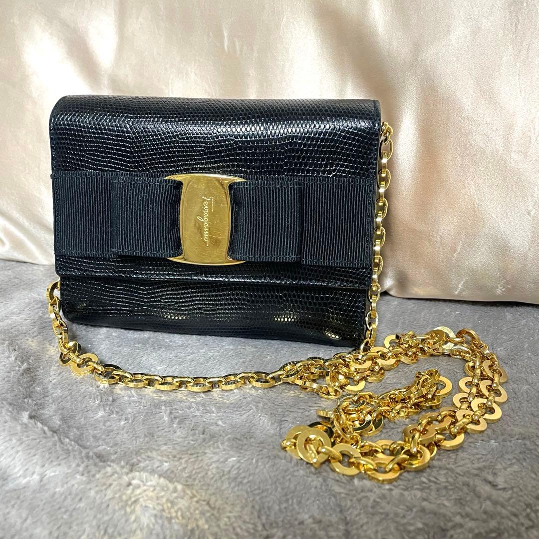 フェラガモ　ヴァラ　ミニバッグ　チェーン付き