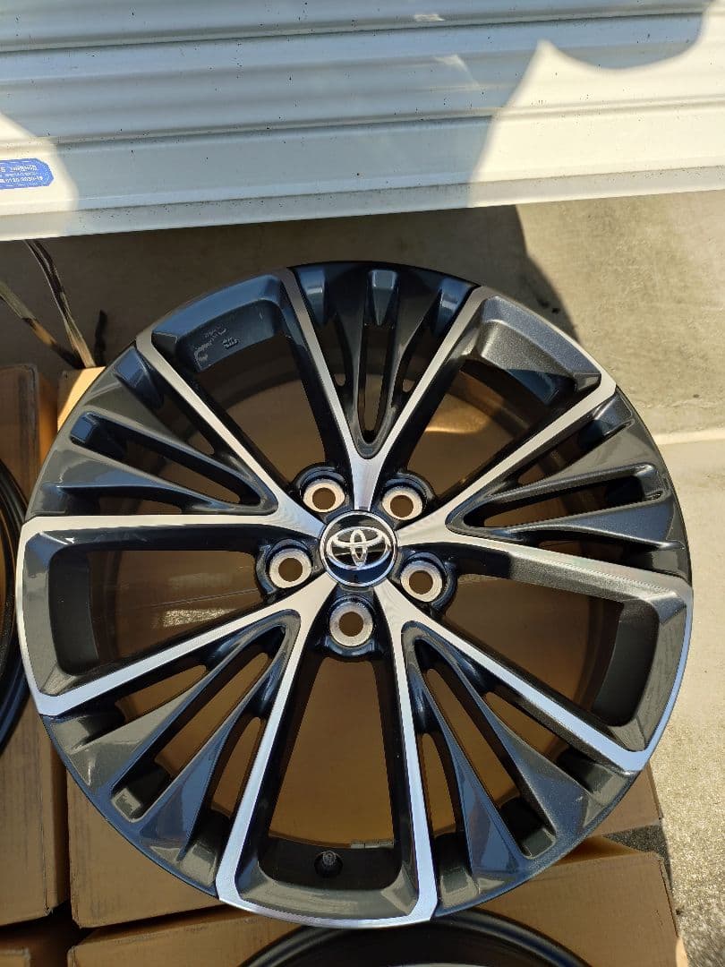 美品新車外し　25年式60プリウス　19インチホイール4本セット