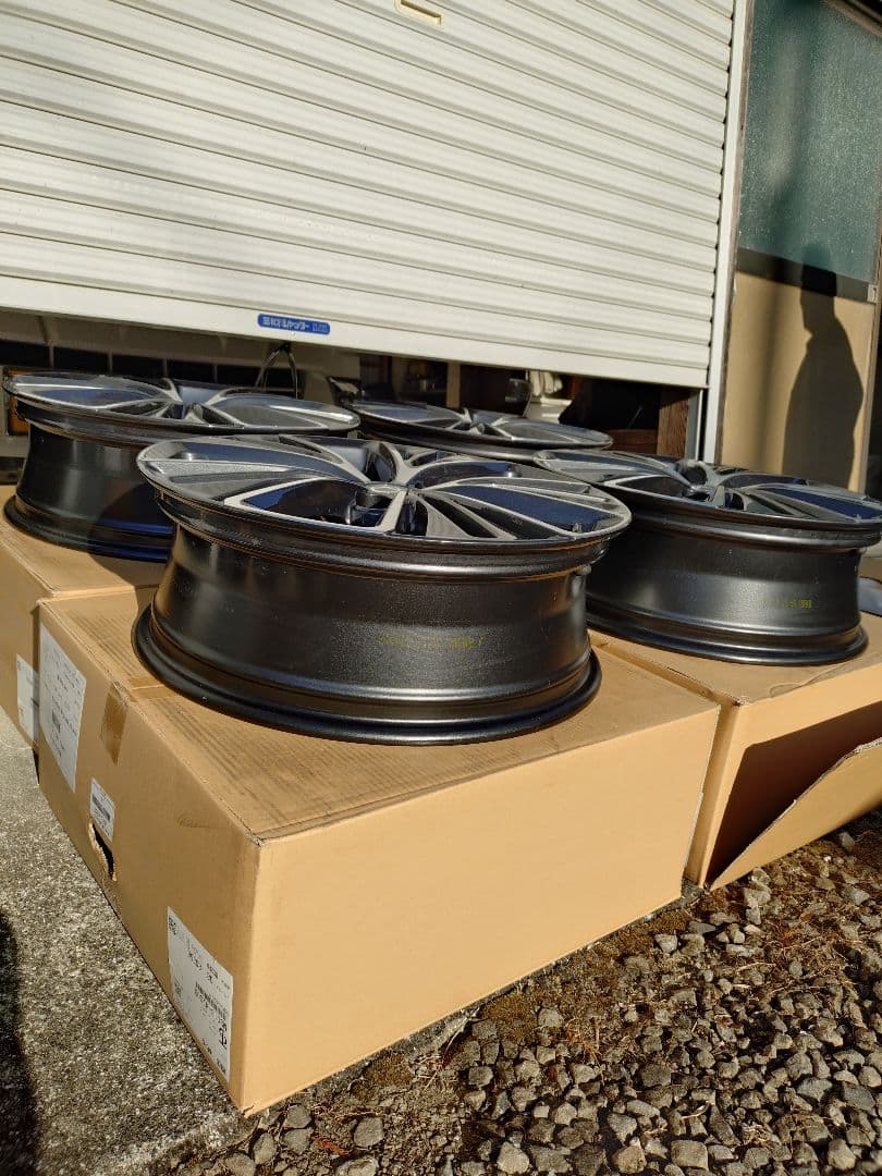 美品新車外し　25年式60プリウス　19インチホイール4本セット