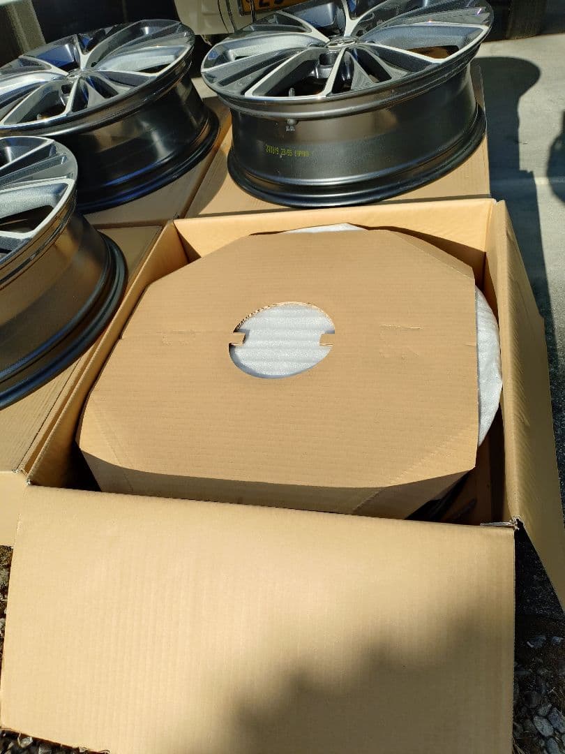 美品新車外し　25年式60プリウス　19インチホイール4本セット