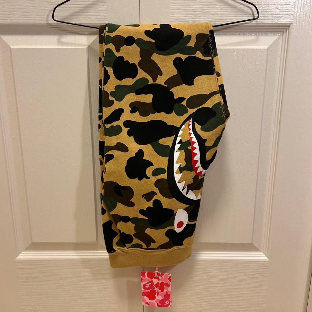 A BATHING APE® エイプ カモ シャーク パンツ タグ付き