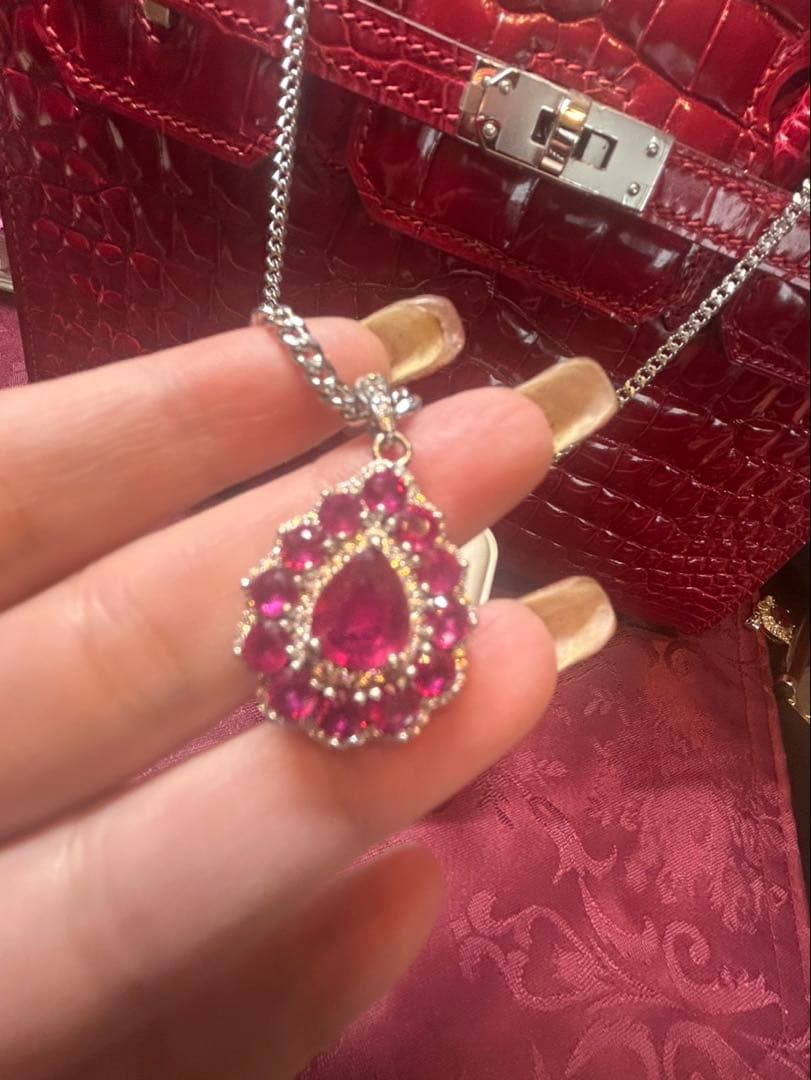 ぶぶ❣️大粒デザイン天然ルビーネックレス