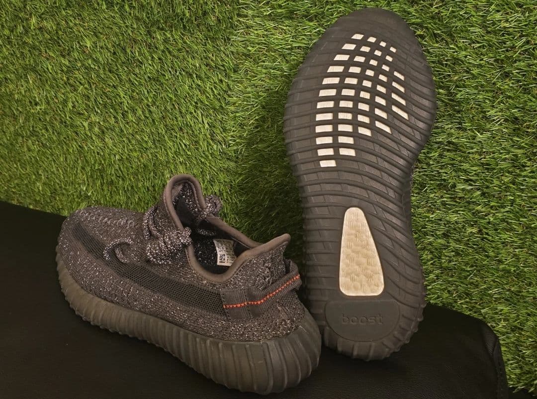 NIKE Yeezy Boost 350 V2 ダークグレー