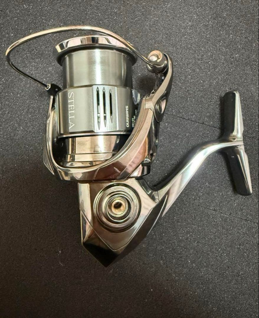 【ほぼ新品】22ステラC3000 MHG シマノ　箱付き　送料込み