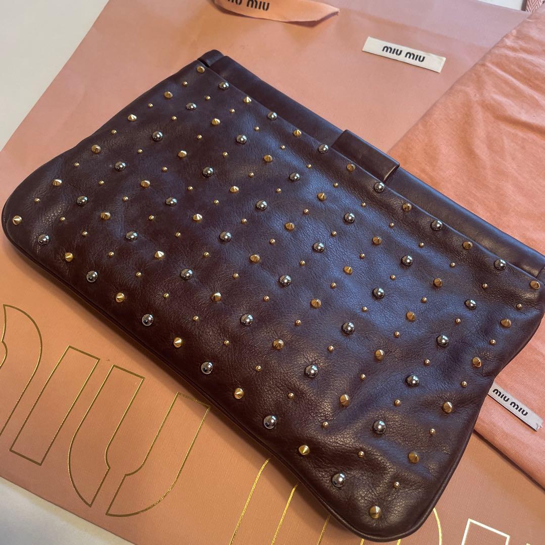 miu miu スタッズ付きクラッチバッグ