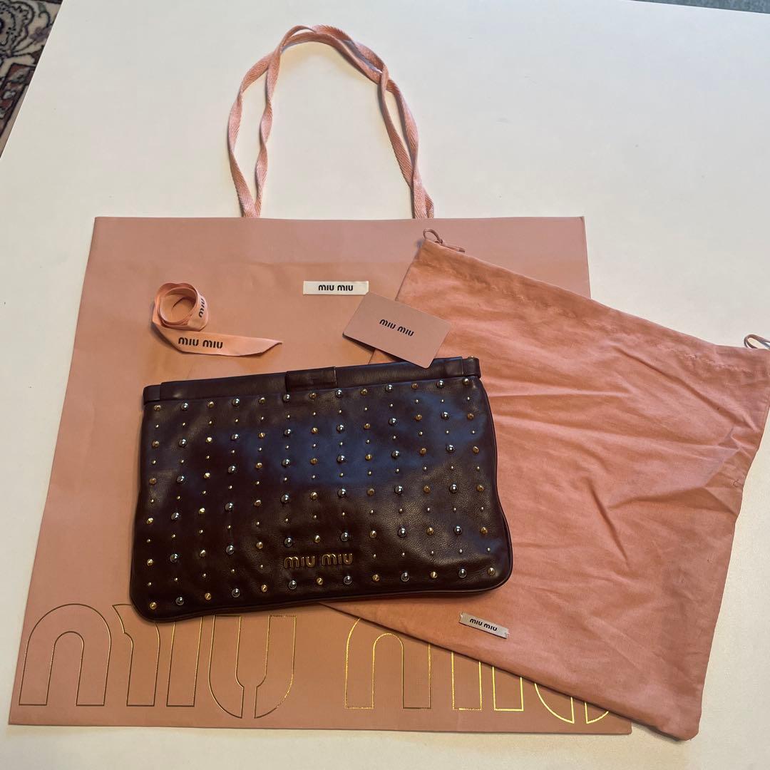 miu miu スタッズ付きクラッチバッグ