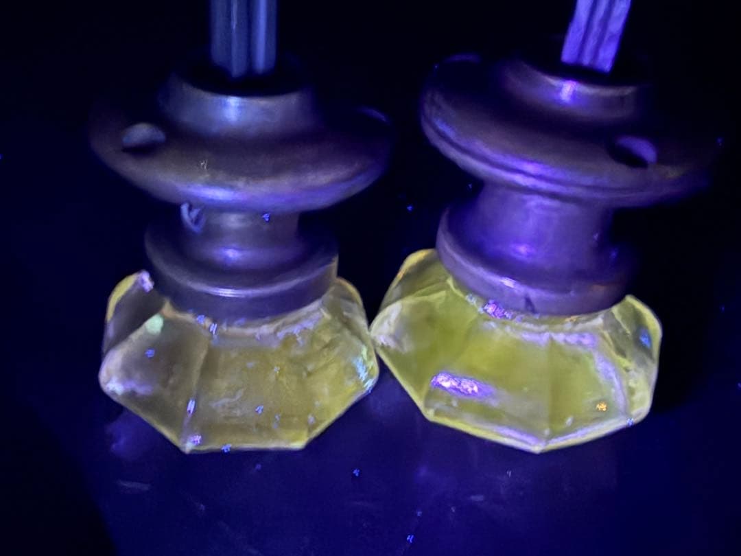 時代 アンティーク ガラス ドアノブ 2点 真鍮 硝子 ブラックライト反応