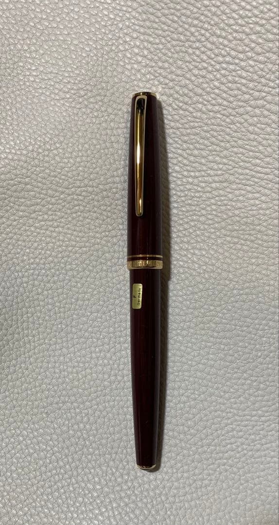 ペン先はF（細字）です。 本体に「F Germany」のシールが残っています。