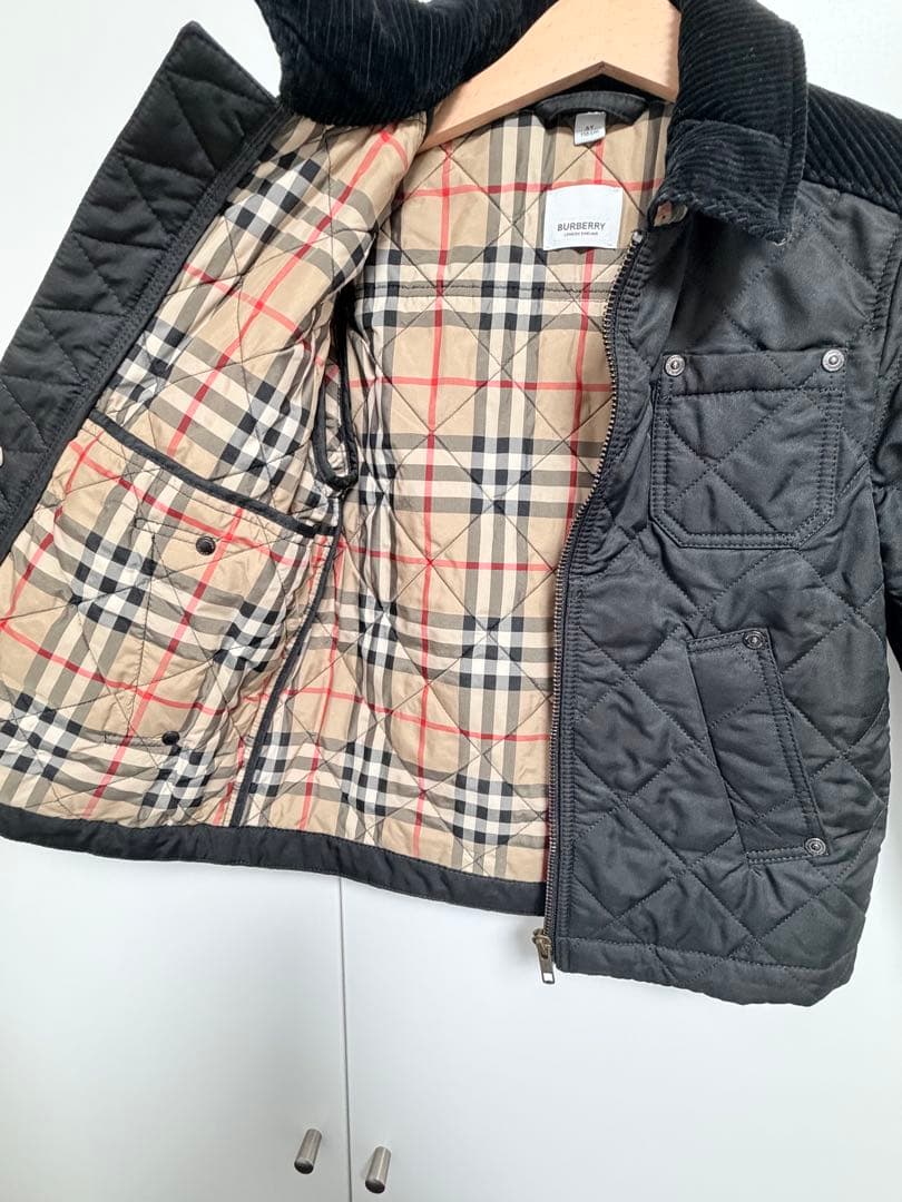 Burberryバーバリーキッズ ブラック キルティングジャケット 6歳