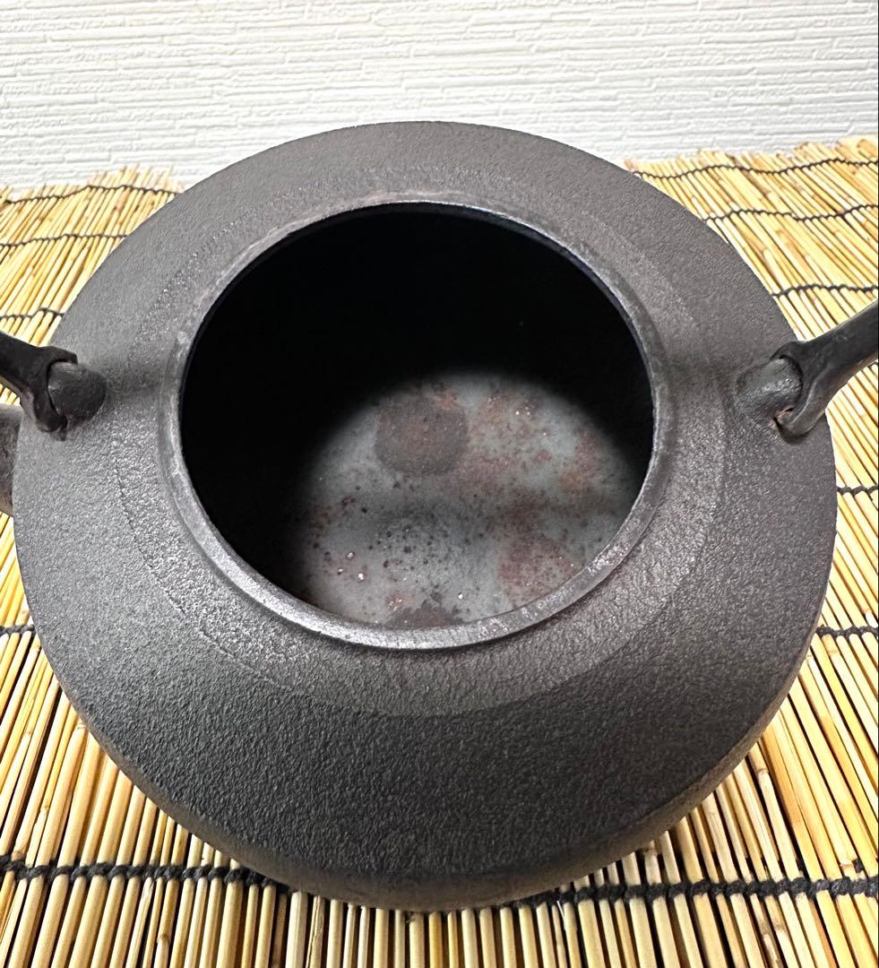 ＵＳＥＤ品 昭和期造　菊地保寿堂名人　菊池熊治作　１２型 梅文様 肩衝 南部鉄瓶