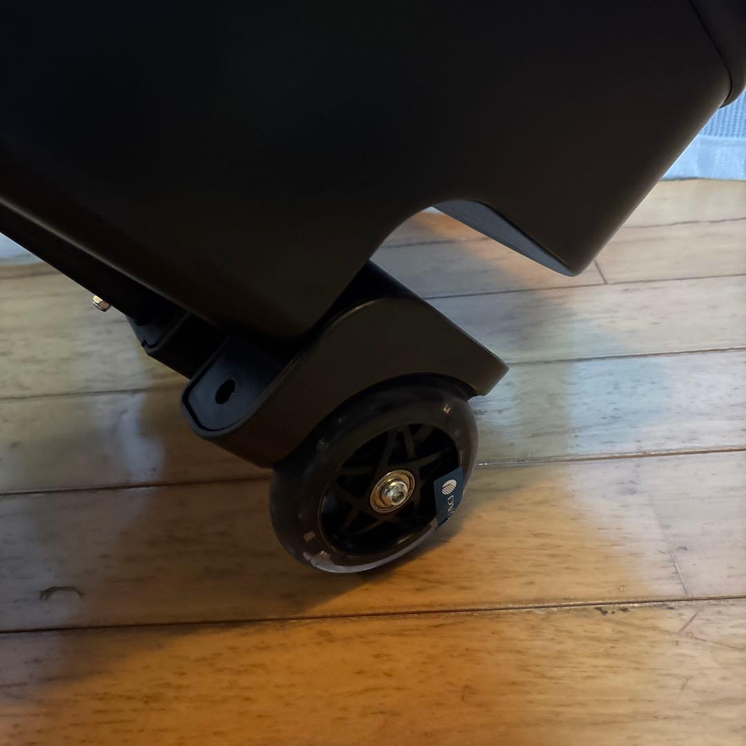 ホワイト/ブラック キャリーケース