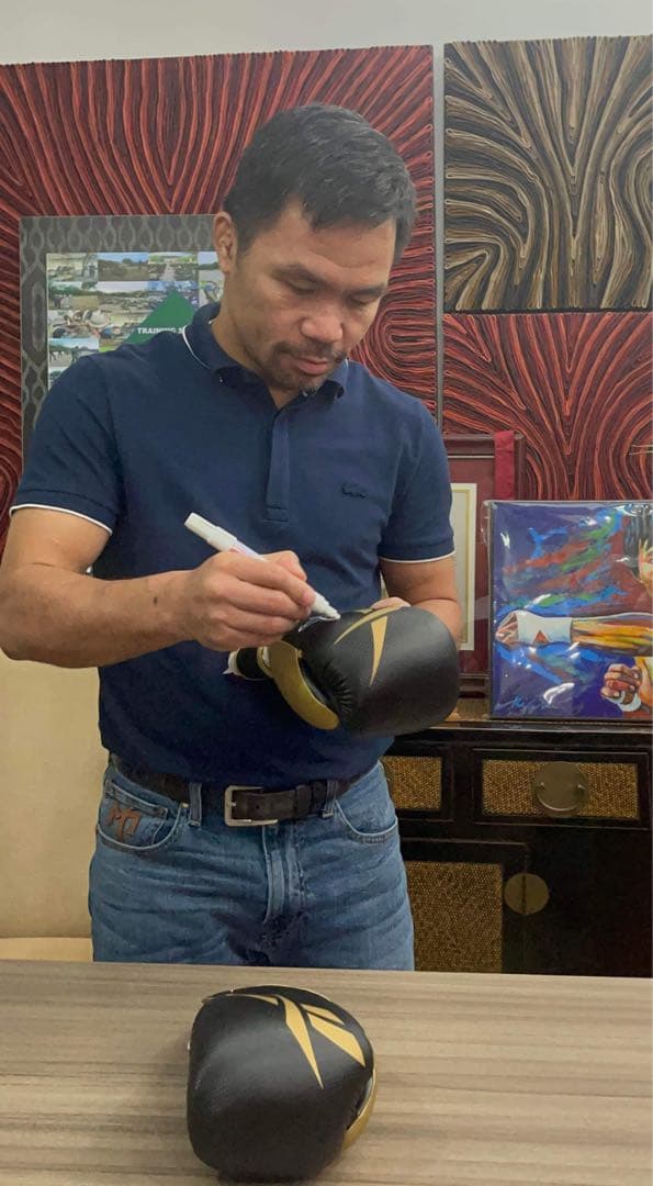 マニー・パッキャオのサイン入りボクシンググローブ