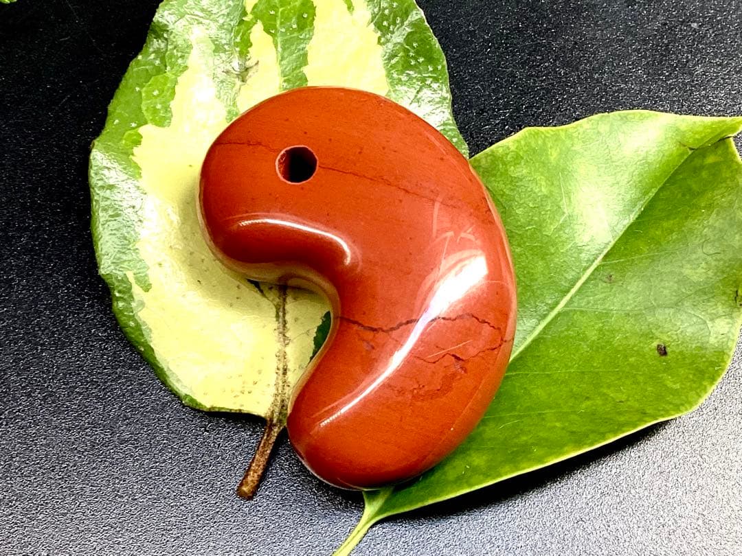 極上日本三大銘石‼️佐渡赤石勾玉　強力パワー黒線入り日本一美麗な赤色彩　安価卸し‼️