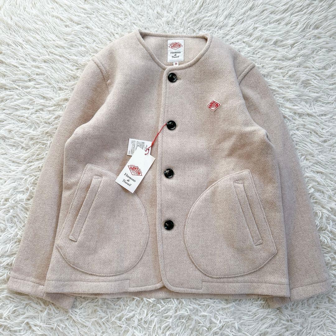 新品　ダントン　ノーカラーコート　短丈　ベージュ　ロゴワッペン　サイズ36