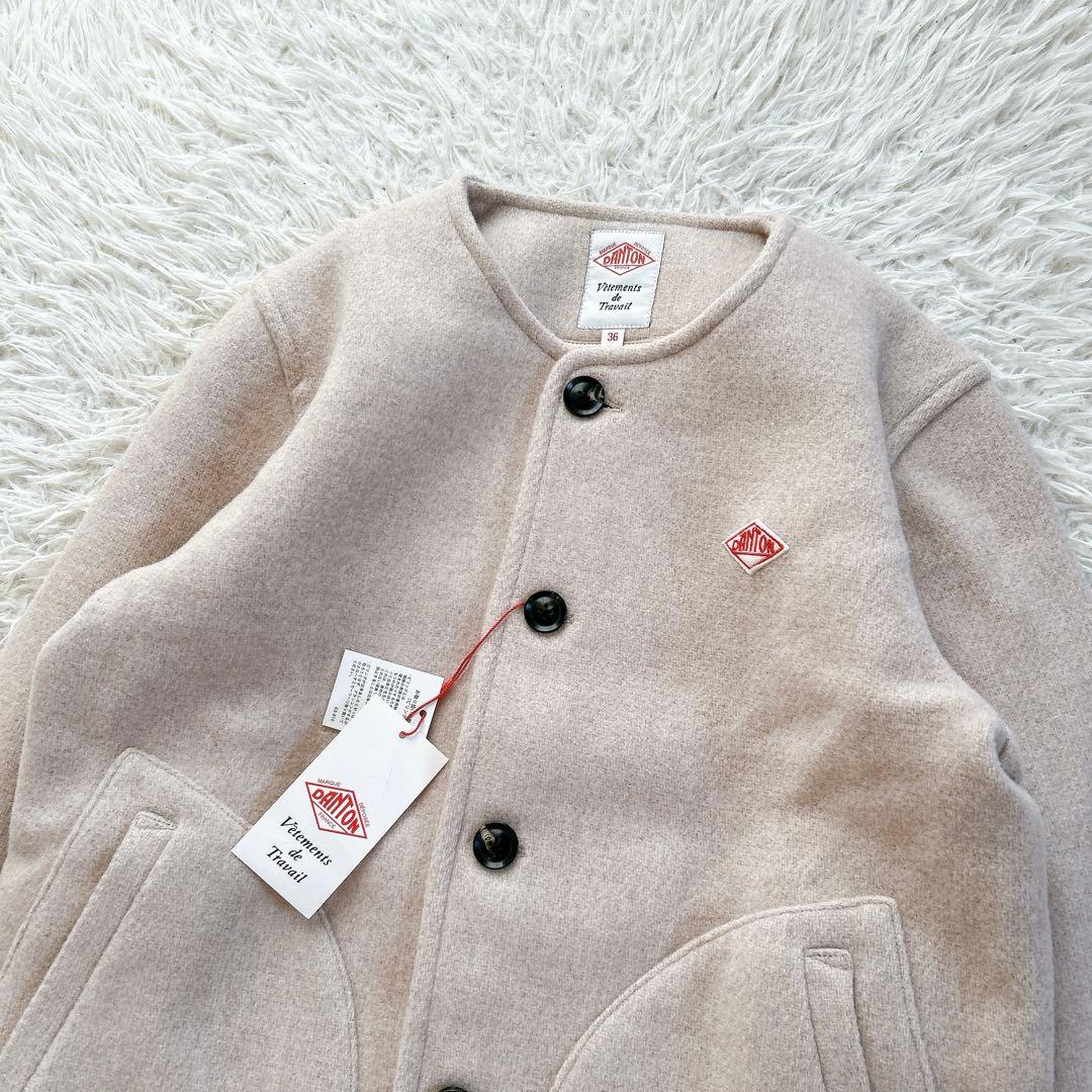 新品　ダントン　ノーカラーコート　短丈　ベージュ　ロゴワッペン　サイズ36
