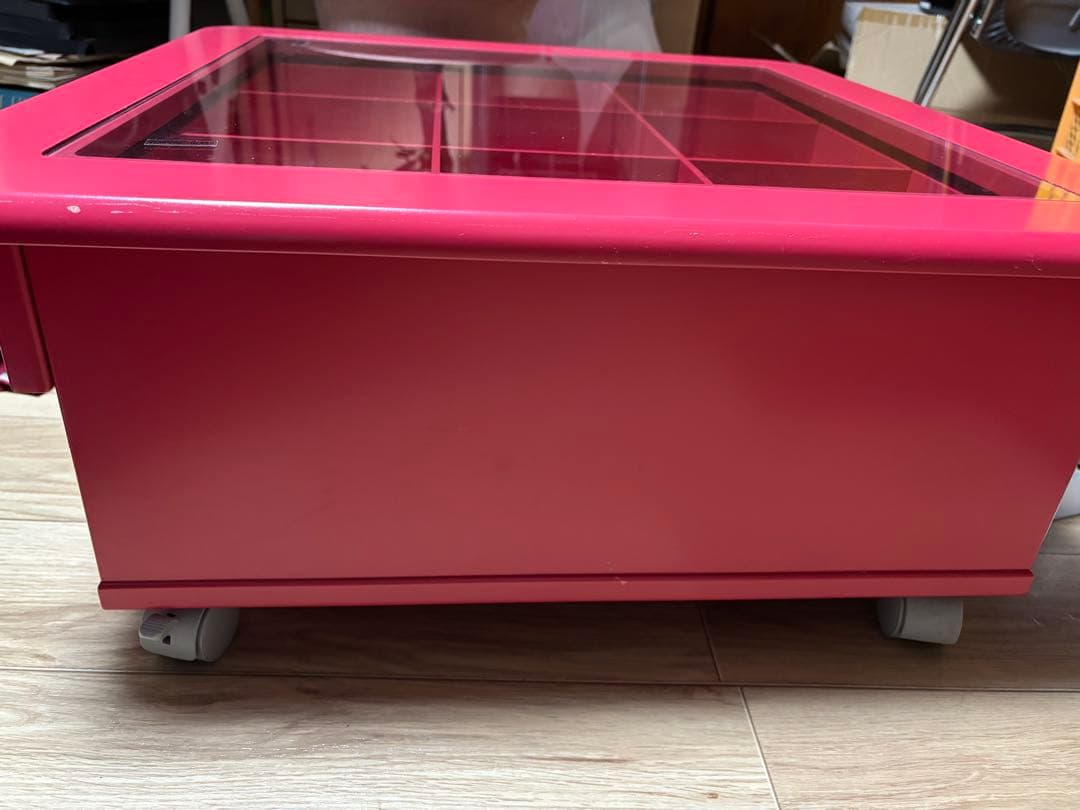 真紅のディスプレイテーブル(車輪付き)