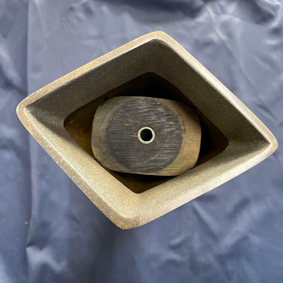 池坊　華道　茶グレーのコーン型花器　デザインあり