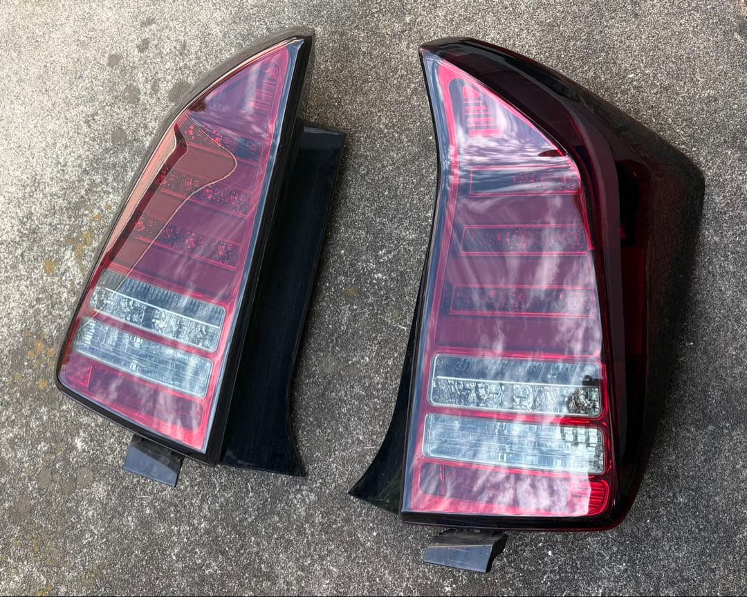 チャッキー　30プリウス　テールランプ