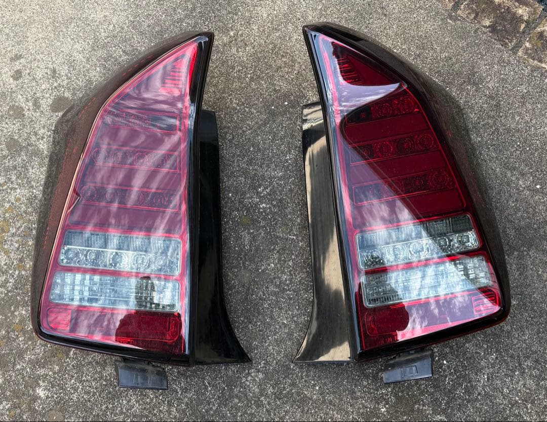 チャッキー　30プリウス　テールランプ