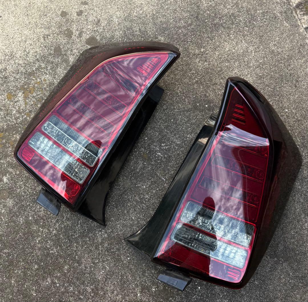 チャッキー　30プリウス　テールランプ