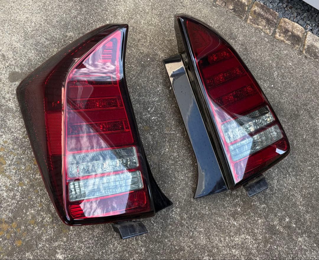 チャッキー　30プリウス　テールランプ