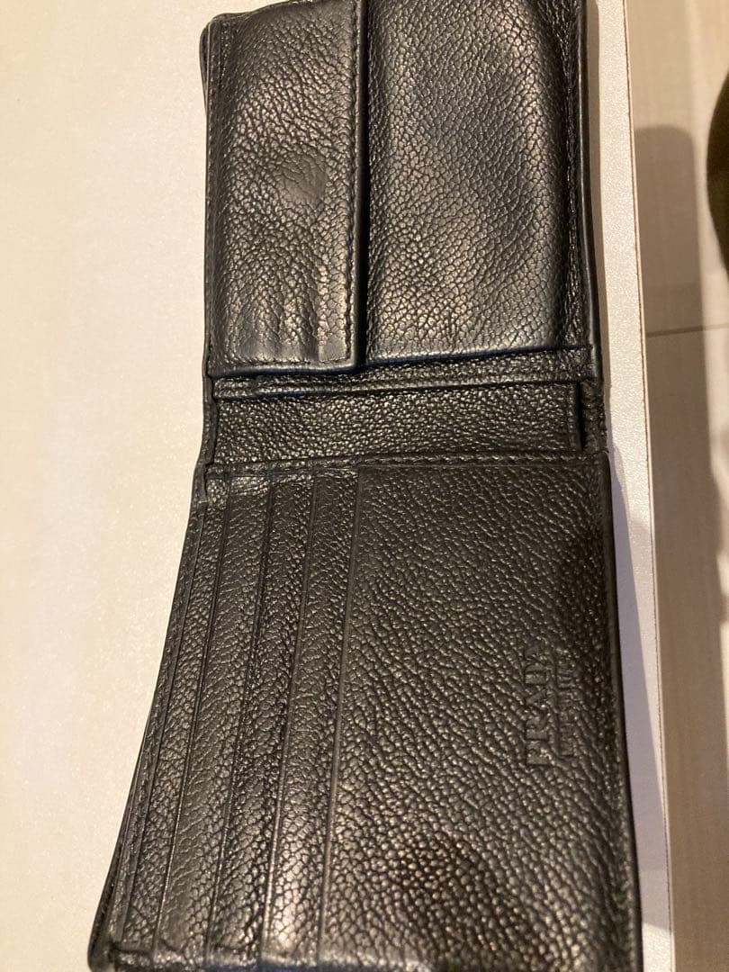 ¨*̮様 PRADA ブラックレザー 二つ折り財布