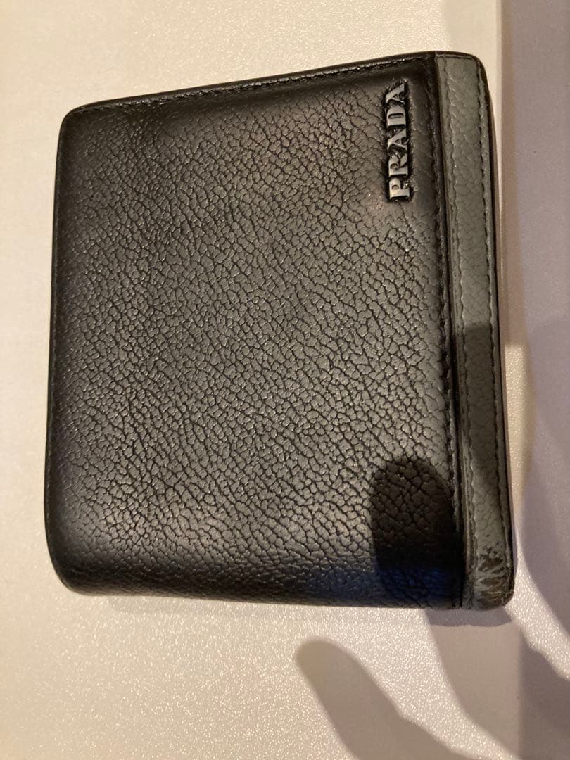 ¨*̮様 PRADA ブラックレザー 二つ折り財布