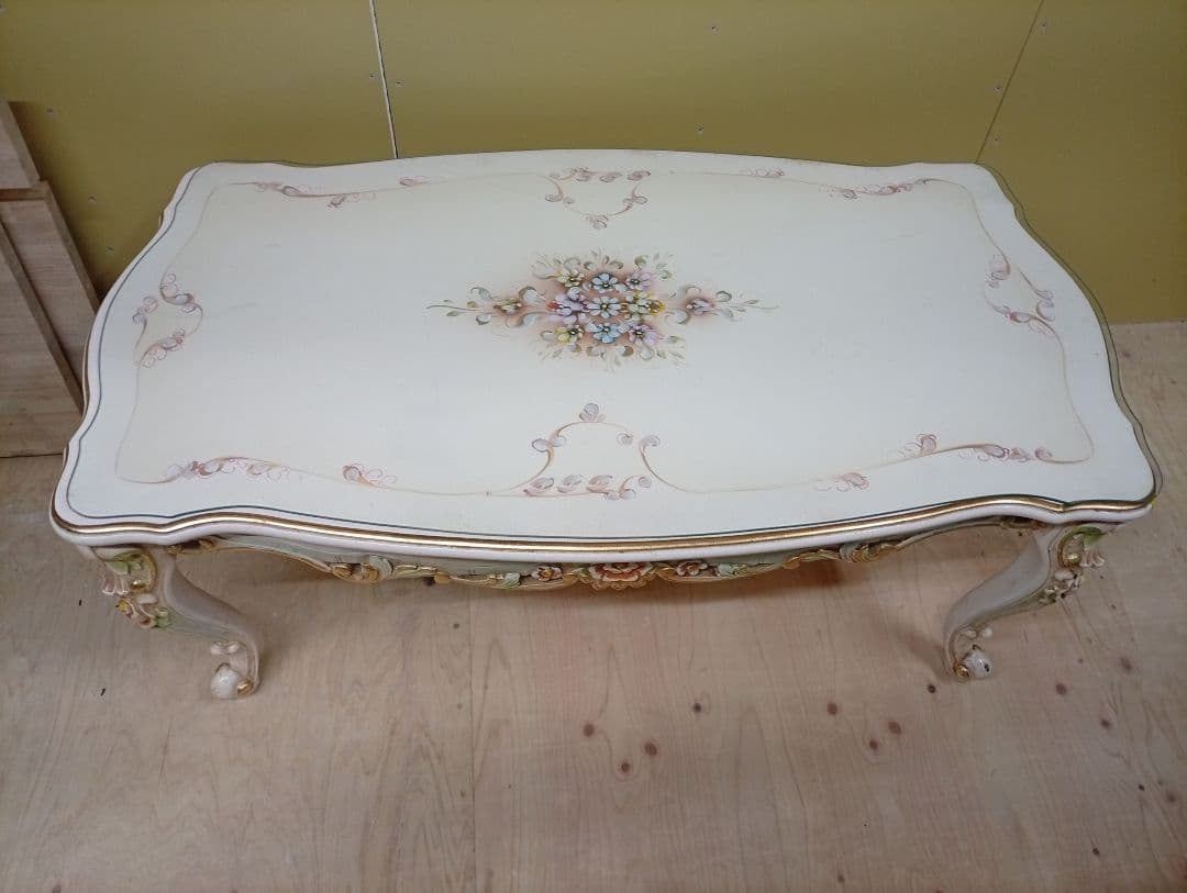 花柄装飾の木製センターテーブル　京都