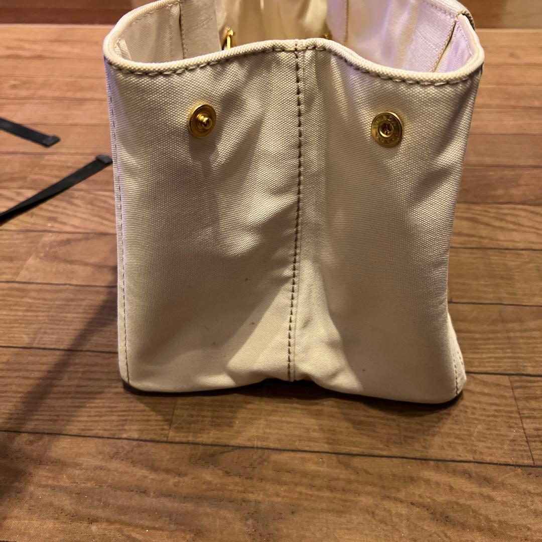 人気 PRADA プラダ　白