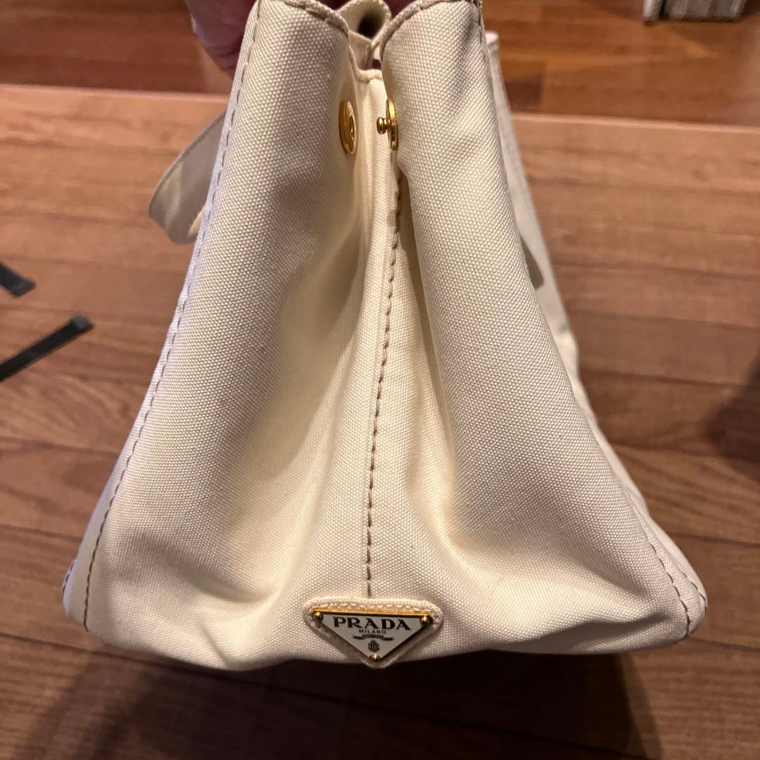 人気 PRADA プラダ　白