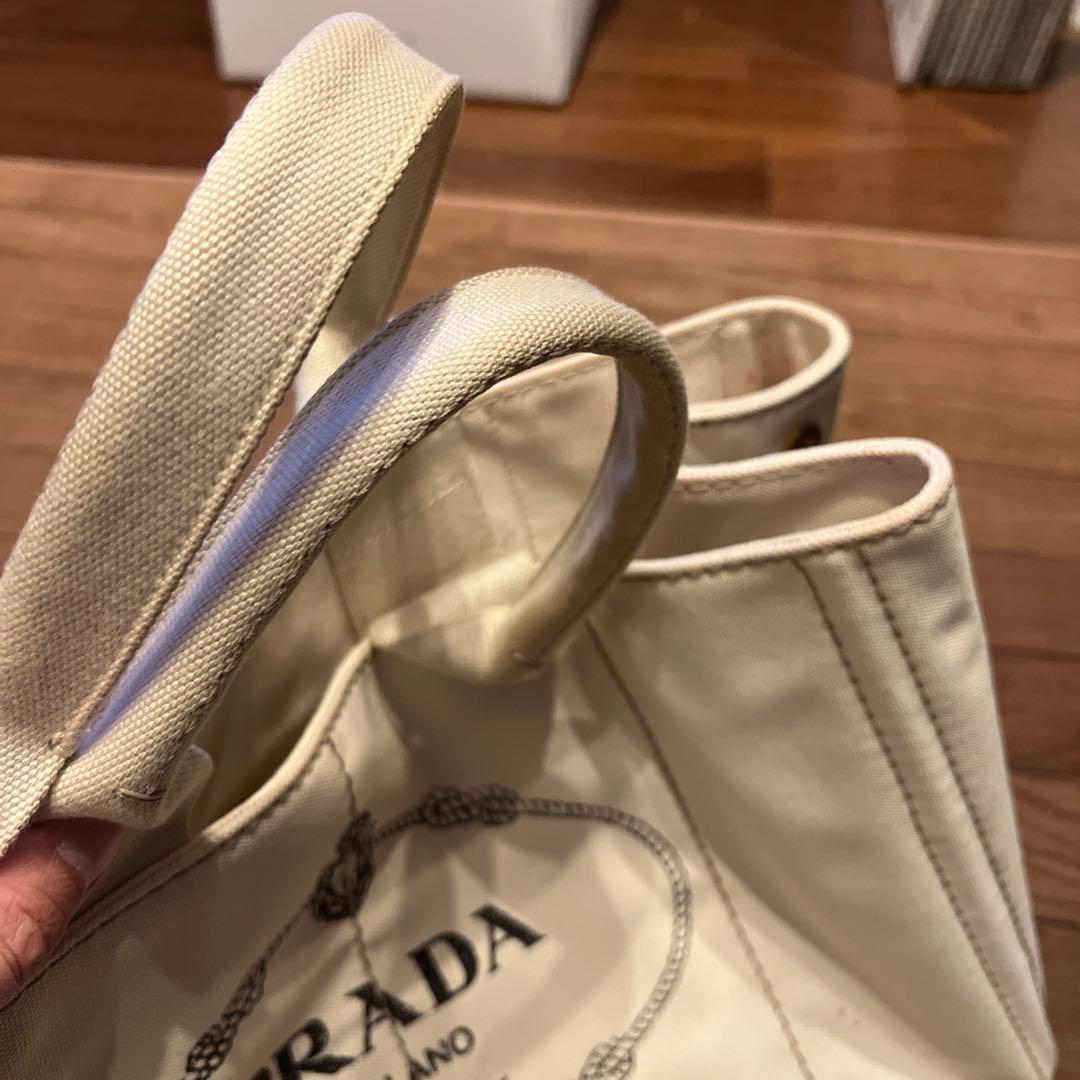 人気 PRADA プラダ　白