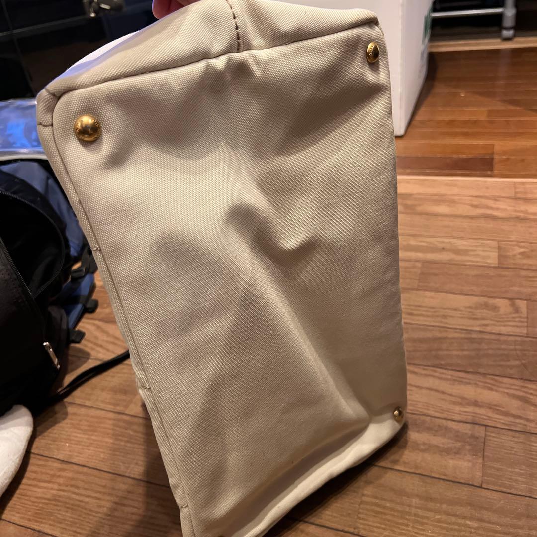 人気 PRADA プラダ　白